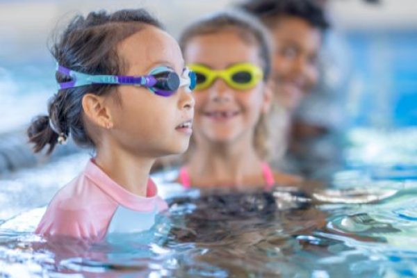 Niñas piscina